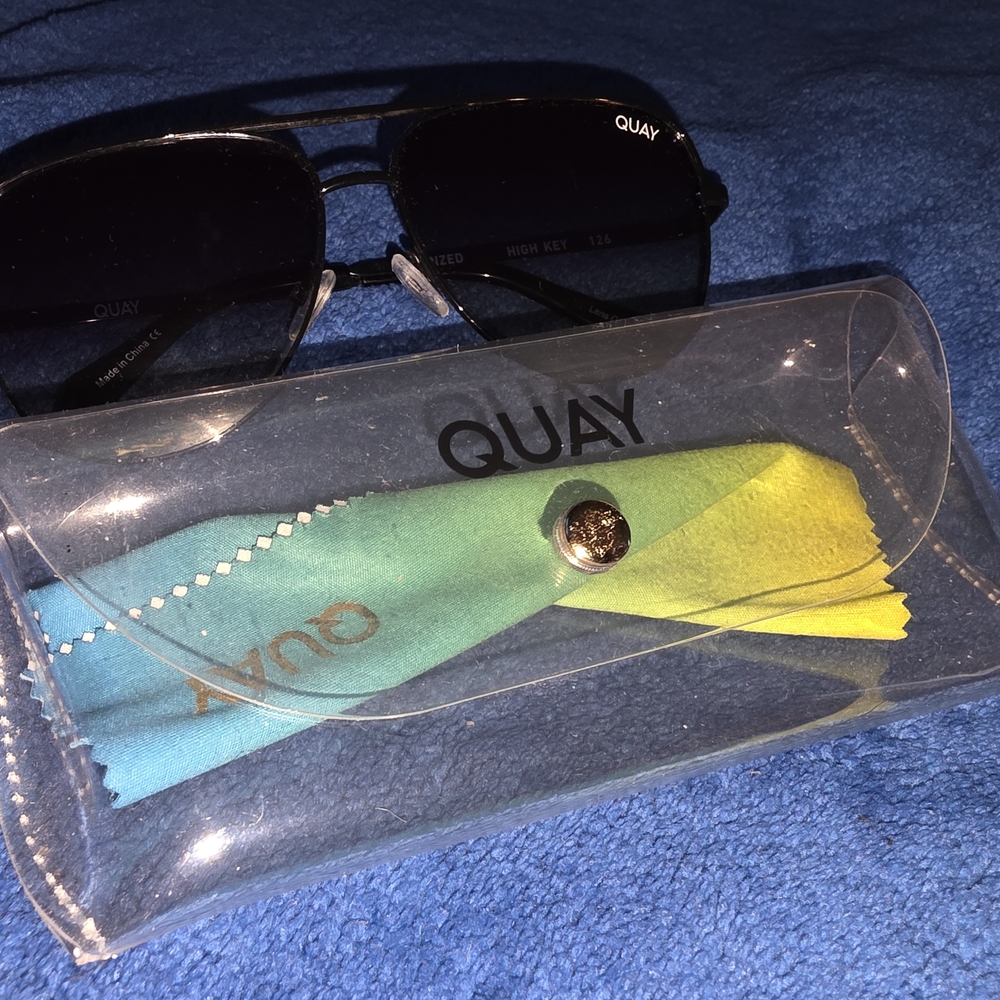 Quay Australia Black Aviator Sunglasses with Gradient Cloth